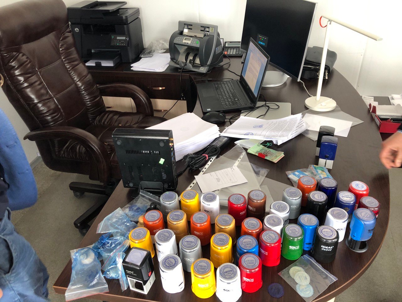 В Николаеве «накрыли» конвертационную группу, которая проконвертировала 65 млн.грн. (ФОТО)