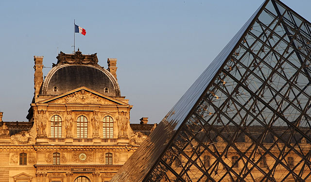 Знаменитый Лувр, один из наиболее посещаемых музеев мира, был закрыт в утренние часы из-за коронавируса
