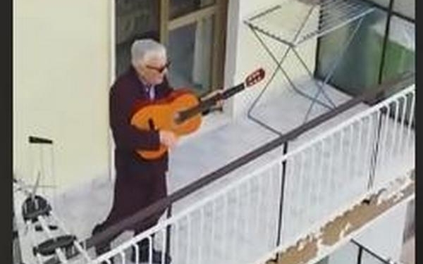 «Италия остается сильной»: концерт на балконе и танцы на крышах в охваченной коронавирусом стране (ВИДЕО)