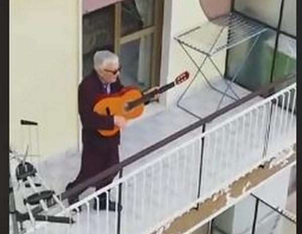 «Италия остается сильной»: концерт на балконе и танцы на крышах в охваченной коронавирусом стране (ВИДЕО) 1
