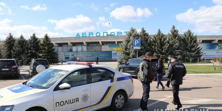Через Херсонский аэропорт пассажирским рейсом пытались вывезти 21 тысячу респираторов – полиция не дала (ФОТО, ВИДЕО)