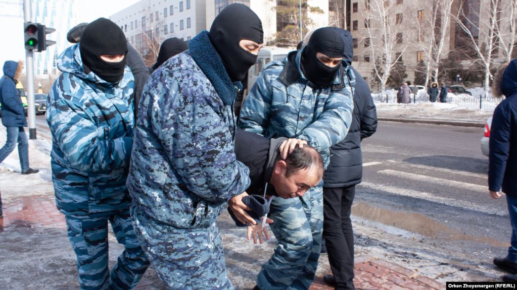 «Старик, уходи»: на акциях протеста в Казахстане задержали около 100 человек (ВИДЕО) 1
