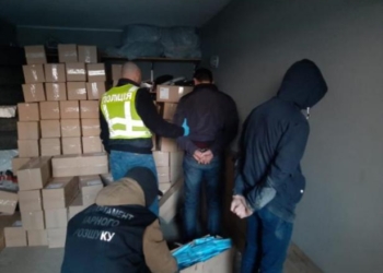 Представились сотрудниками СБУ: в Киеве под угрозой оружия украли у предпринимателей 100 тыс. медицинских масок (ФОТО)