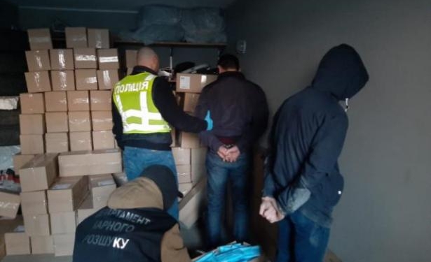 Представились сотрудниками СБУ: в Киеве под угрозой оружия украли у предпринимателей 100 тыс. медицинских масок (ФОТО)