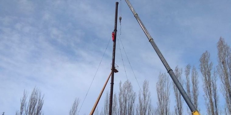 В Николаеве демонтировали аварийную 36-метровую дымовую трубу, которая угрожала 19-й школе (ФОТО, ВИДЕО)