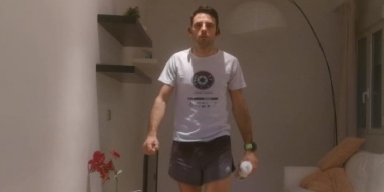 Карантин – не повод не заниматься спортом: испанский спортсмен пробежал 61 км в своей маленькой квартире