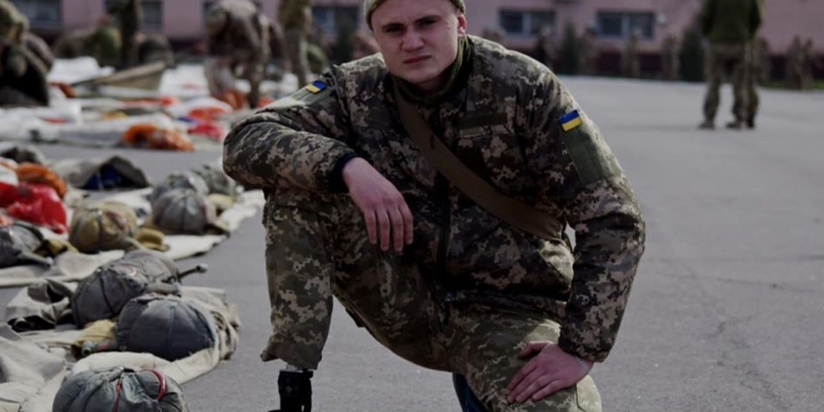 В Николаеве морпех, потерявший ногу в боях на Донбассе, совершил свой шестой прыжок с парашютом (ФОТО)