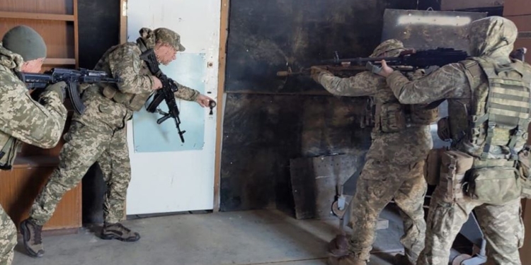 Николаевские десантники отработали штурмовые действия по зданиям и помещениям (ФОТО)