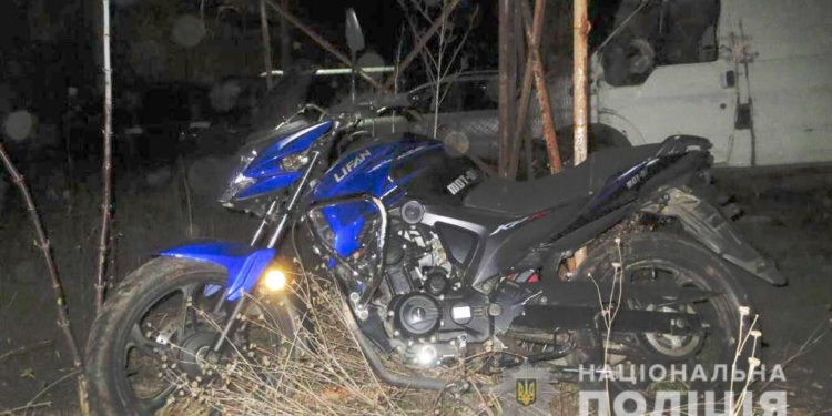 В Вознесенске пьяный мужчина попытался угнать мотоцикл со штрафплощадки полиции (ВИДЕО)