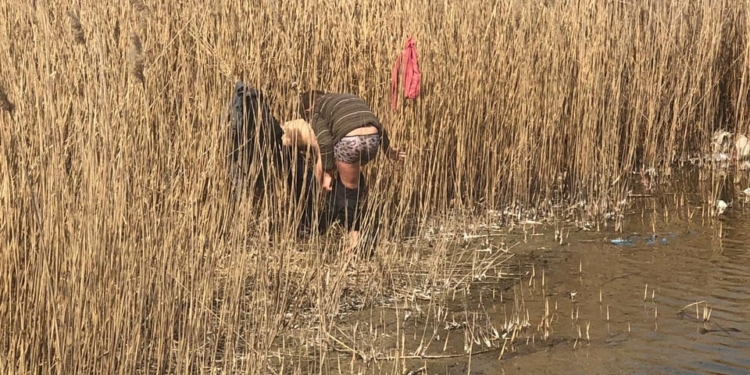 Ох уж эти деточки! В Николаеве двое пацанов решили открыть купальный сезон, но были отловлены спасателями (ФОТО)