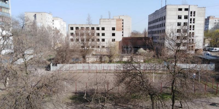 Скандальный недострой в Николаеве на 3-й Слободской оградили забором (ФОТО)