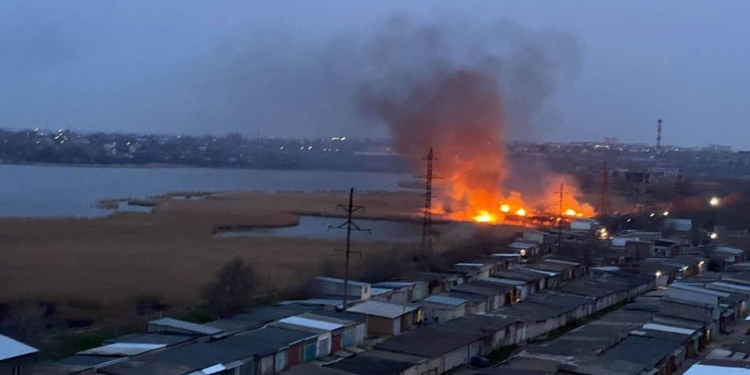 Вчера в Николаеве было два масштабных пожара камыша