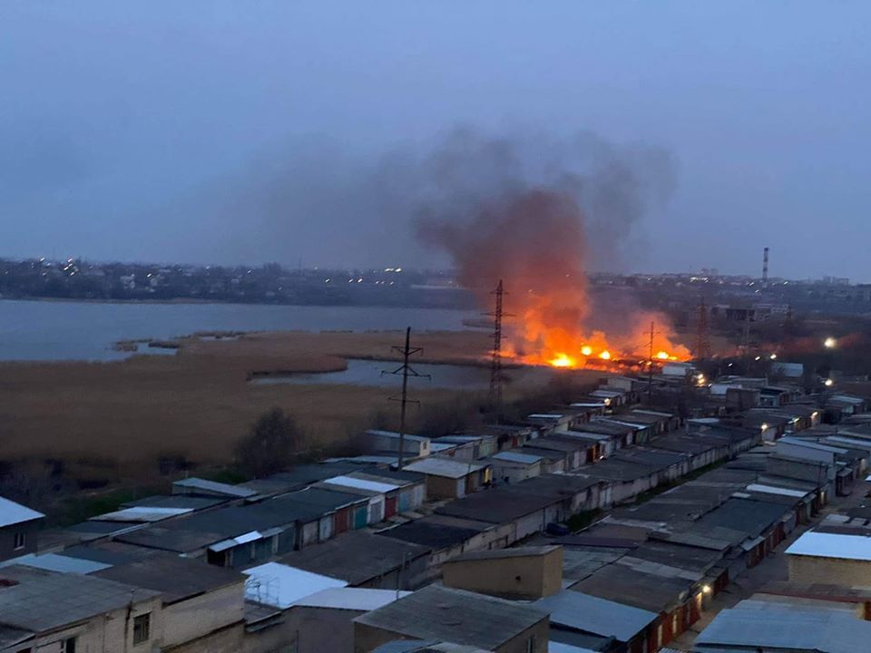 Вчера в Николаеве было два масштабных пожара камыша 1