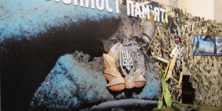 Сохранить память о погибших в российско-украинской войне защитниках: в Николаеве открылась выставка «Блокпост памяти» (ВИДЕО)