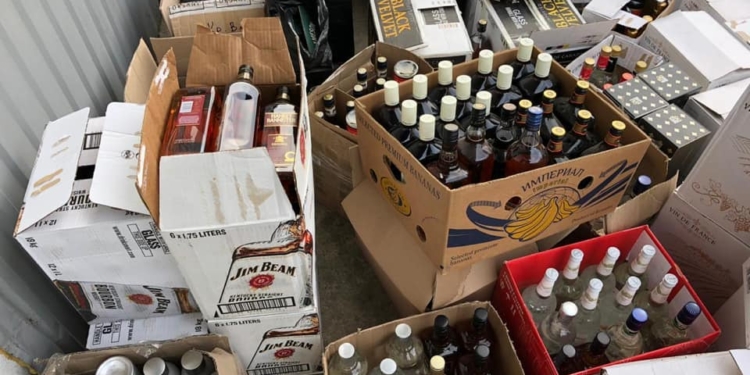 На Николаевщине таможенники совместно с полицейскими изъяли почти 1,5 тыс. бутылок контрабандного элитного алкоголя (ФОТО)