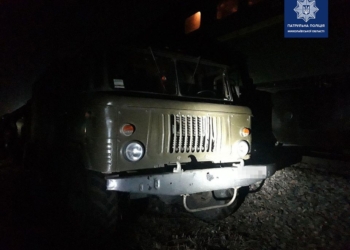 В Николаеве патрульные задержали воров, сливавших дизтопливо с тепловоза (ФОТО)