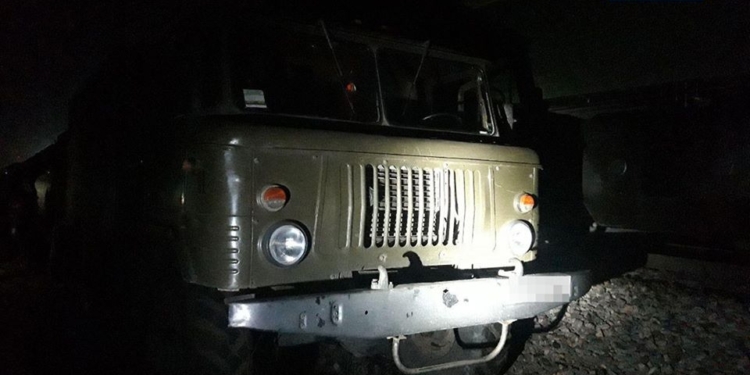 В Николаеве патрульные задержали воров, сливавших дизтопливо с тепловоза (ФОТО)