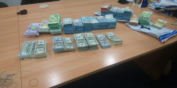 Подарок к 8 марта вез? Украинец пытался ввезти 0,5 млн.евро и 240 тыс.долларов (ФОТО, ВИДЕО)