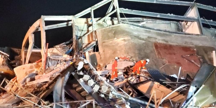 Под завалами карантинного отеля в Китае погибли шесть человек, спасательные работы продолжаются