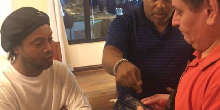 Экс-игрок «Барселоны» Роналдиньо «отсидит» в Парагвае за поддельный паспорт полгода (ВИДЕО)