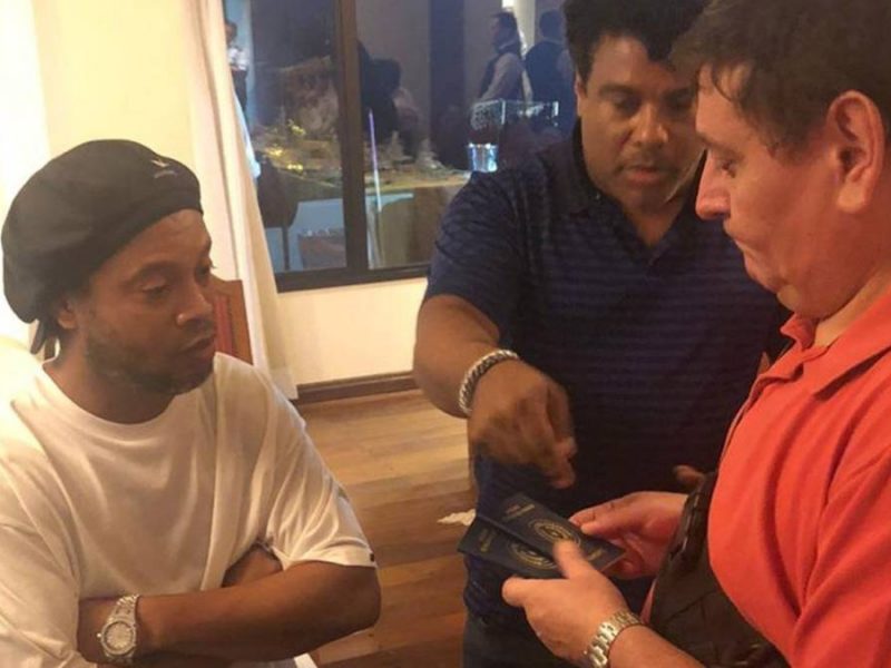 Экс-игрок «Барселоны» Роналдиньо «отсидит» в Парагвае за поддельный паспорт полгода (ВИДЕО) 1