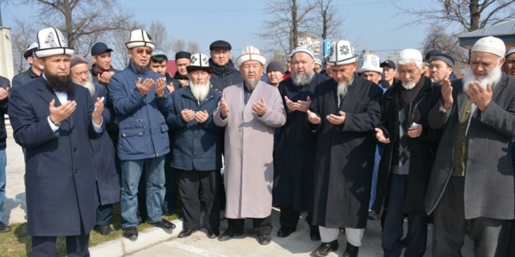 В Кыргызстане зарезали двух телят, чтобы остановить коронавирус