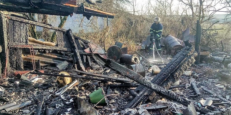На Николаевщине сгорела летняя кухня и две хозпостройки на одном подворье (ФОТО)