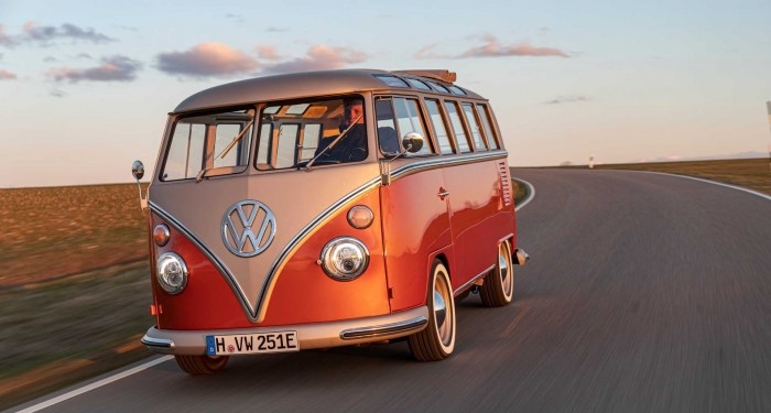 Дорого, но красиво. Volkswagen подключил к электричеству культовый ретро-фургон (ФОТО)