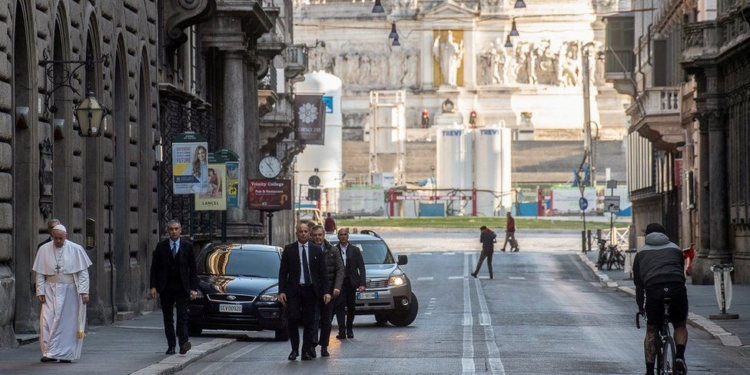 Папа Римский прогулялся по пустынным улицам Рима, чтобы помолиться за излечение от коронавируса (ФОТО)