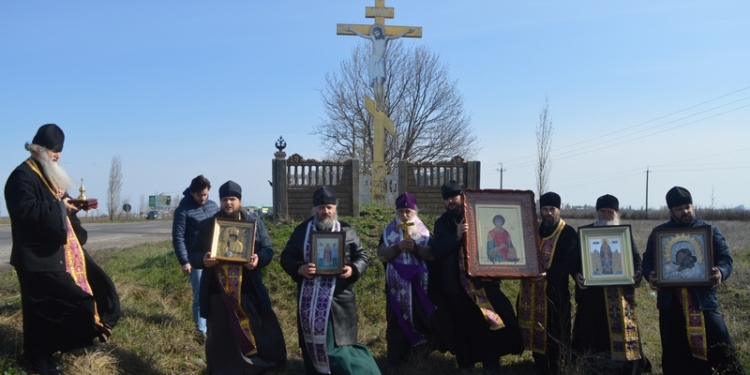 Против коронавируса: священнослужители Московского патриархата освятили въезды в Николаев (ФОТО)