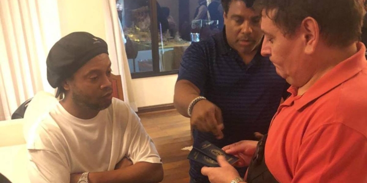 Обладателя “Золотого мяча” Рональдиньо задержали за поддельный паспорт