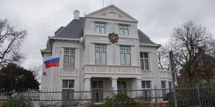 Родственники погибших рейса МН17 устроили молчаливый протест под посольством РФ в Гааге (ФОТО)