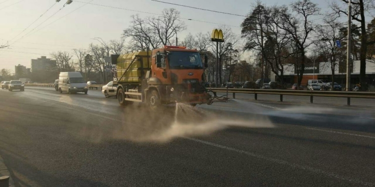 Как моют дороги, остановки и подземные переходы в Киеве (ФОТО, ВИДЕО)