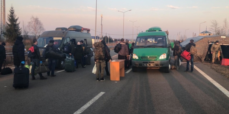 Успеть до закрытия: украинцев пропускают на границе с Польшей пешком (ФОТО, ВИДЕО)