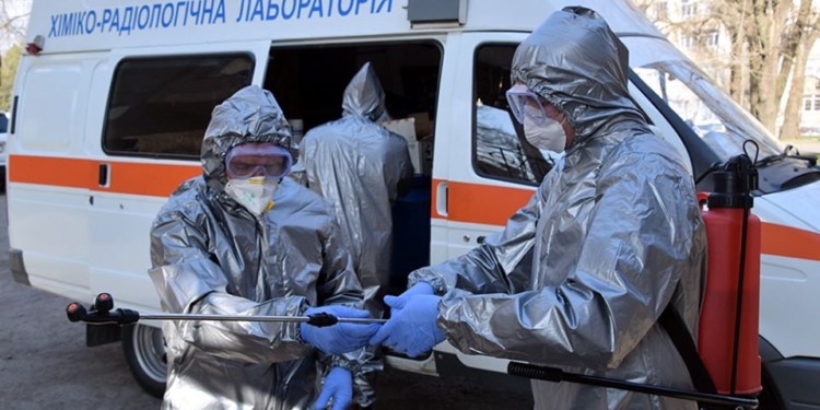 Чтобы не «завезти» коронавирус: спасатели показали, как дезинфицировали автобус, который привез жителей Николаева и области из Киева (ФОТО, ВИДЕО)