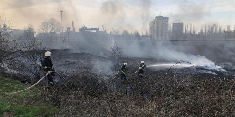 Вчера подразделения спасателей потушили 4 пожара сухой травы, мусора и камыша на общей площади 5,5 га (ФОТО)