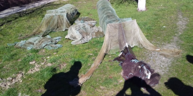 На Кинбурне сотрудники госохраны НПП «Білобережжя Святослава» достали из водоемов 5 браконьерских креветочных сетей (ФОТО)