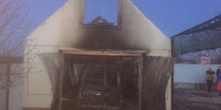 Подозревают поджог. На Николаевщине RENAULT сгорел вместе с гаражом (ФОТО)