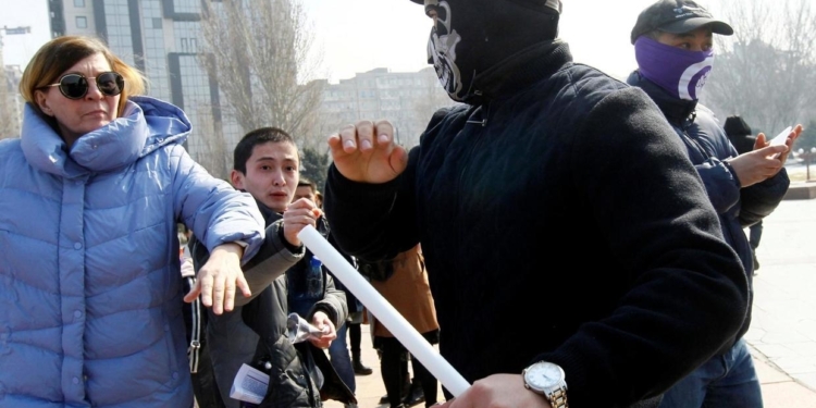 В Кыргызстане участниц демонстрации в честь 8 марта избили и задержали (ФОТО, ВИДЕО)