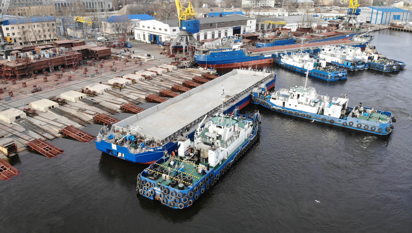 “НИБУЛОН” построил уже второе несамоходное судно-площадку для перевозки контейнеров и генеральных грузов (ФОТО)