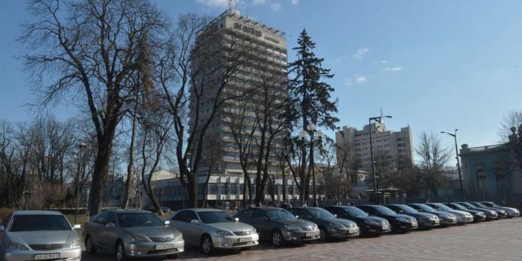 ВР передаст медикам еще 25 служебных авто, – Разумков