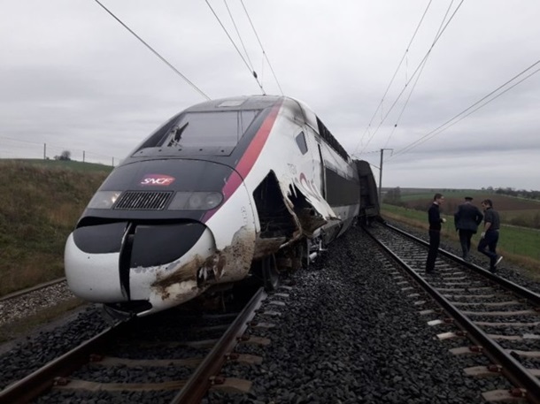 Во Франции поезд сошел с рельсов, есть пострадавшие 1