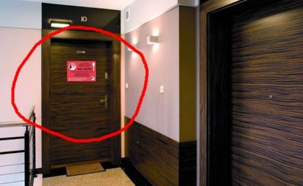 В Венгрии людей на карантине обязывают ставить знак на дверях