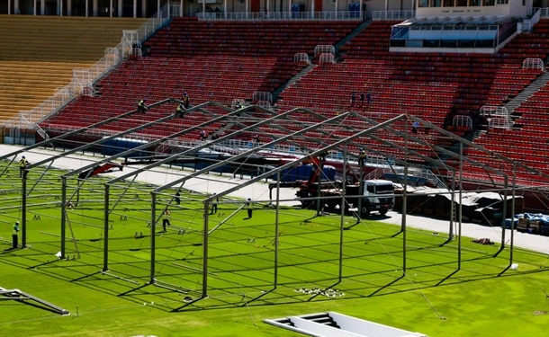 Стадионы Бразилии превращают в полевые госпитали