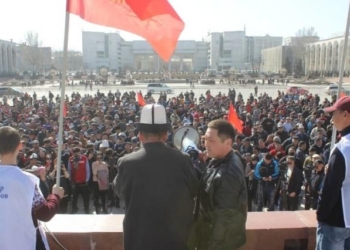 В Кыргызстане милиция разогнала митинг водометами и слезоточивым газом