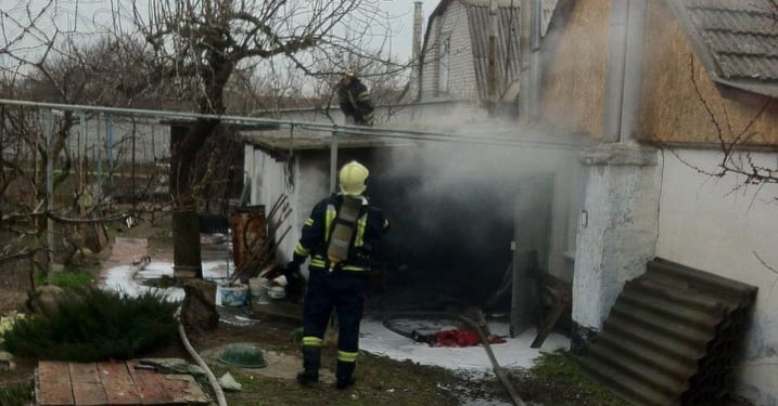 В Николаеве горел гараж (ФОТО)