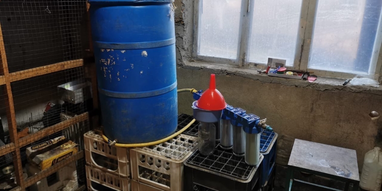 На Николаевщине в очередном подпольном цехе изъяли 1,7 тонны фальсифицированного алкоголя и почти тонна спирта (ФОТО)