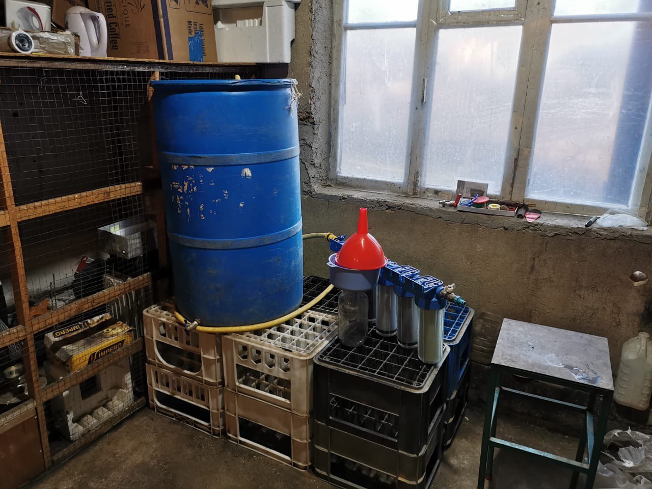 На Николаевщине в очередном подпольном цехе изъяли 1,7 тонны фальсифицированного алкоголя и почти тонна спирта (ФОТО)