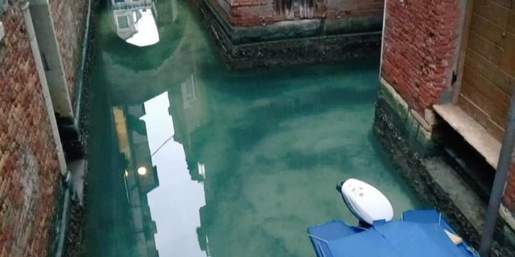 Можно увидеть рыбок. Обезлюдевшие каналы Венеции стали невероятно чистыми (ФОТО, ВИДЕО)