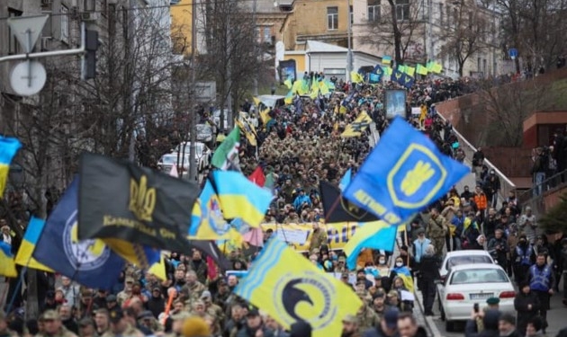 «Ни шагу назад!»: в Киеве прошел марш ветеранов и волонтеров (ФОТО, ВИДЕО)